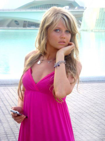 woman looking men - ukrainelovecupid.com